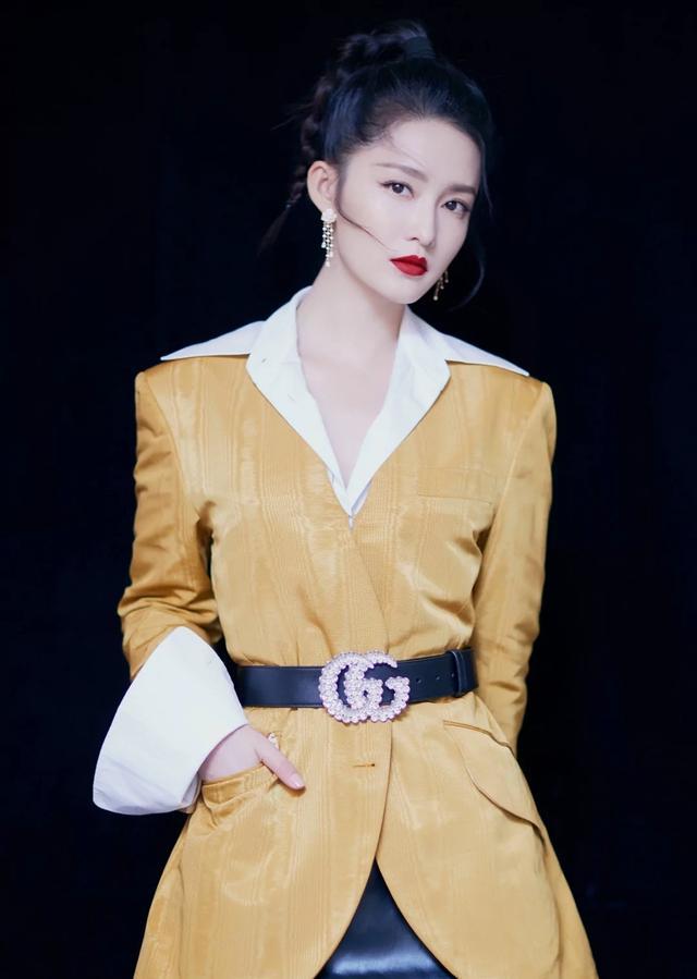 李沁的穿搭竟然喜欢凹气场,不过人长的美怎么穿都好看