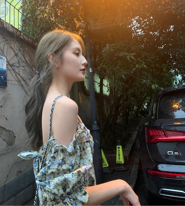 有种叫“烟熏米灰色”的新发色显白还好看，夏天染刚刚好