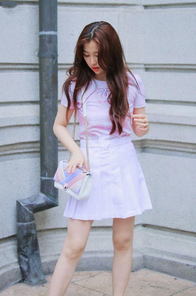 虞书欣大波浪配粉色穿搭少女感十足,古灵精怪真是又仙又飒