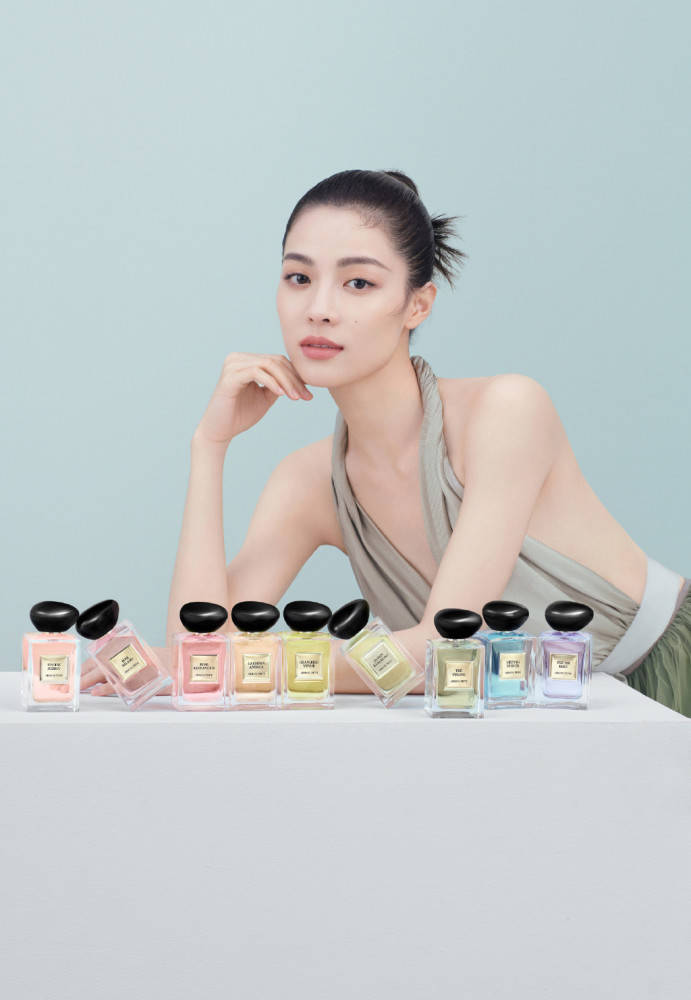 钟楚曦大V领挂脖上衣配轻纱裙,自信秀出美背太心动