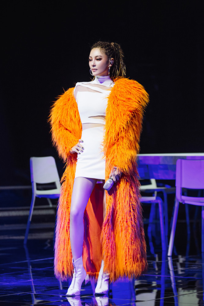 张雨绮穿透视拼接裙配橙色皮草,脚蹬椅子上性感又霸气