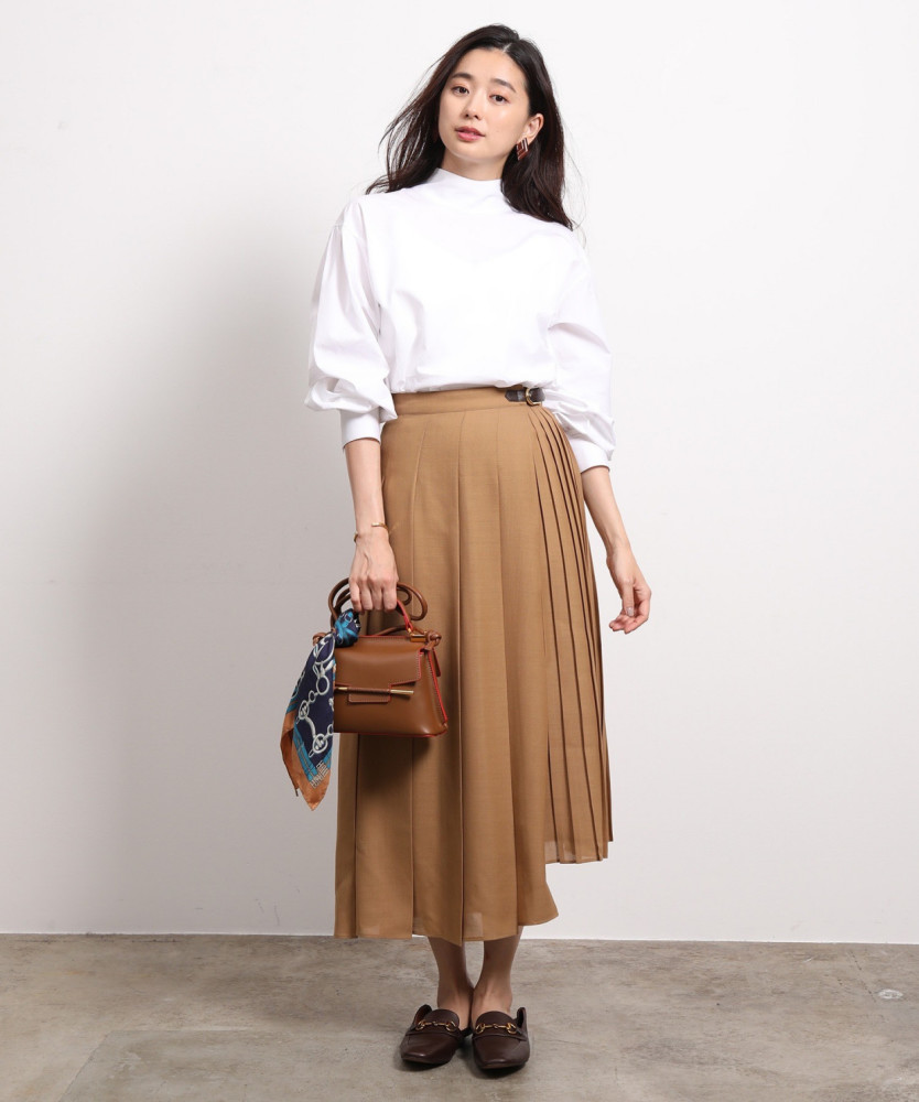 这位日本圆脸博主一身素雅却穿出了知性美，微胖女生可以借鉴