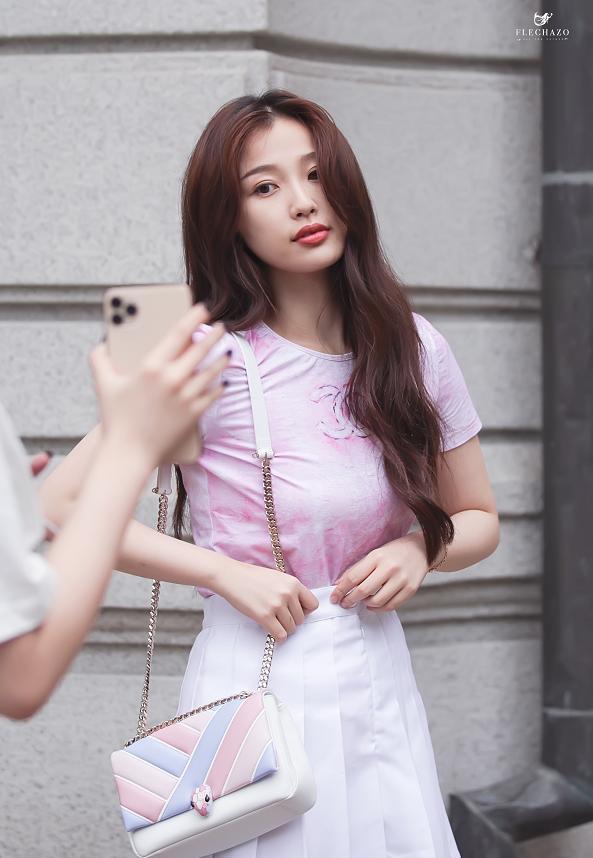 虞书欣公布停止更新小号后晒照,软软的少女系搭配太可爱了