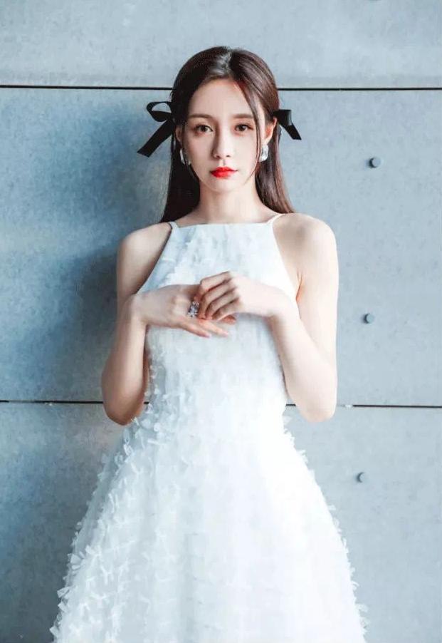 今年夏天流行的“纯欲风”怎么穿?看看这3款裙子,又纯又撩人