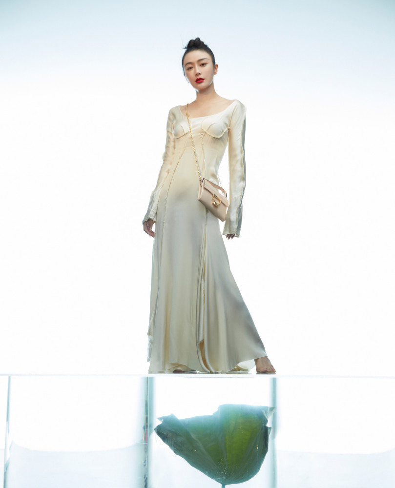 秦岚站玻璃水缸上拍大片，穿拼接丝绸长裙优雅又贵气