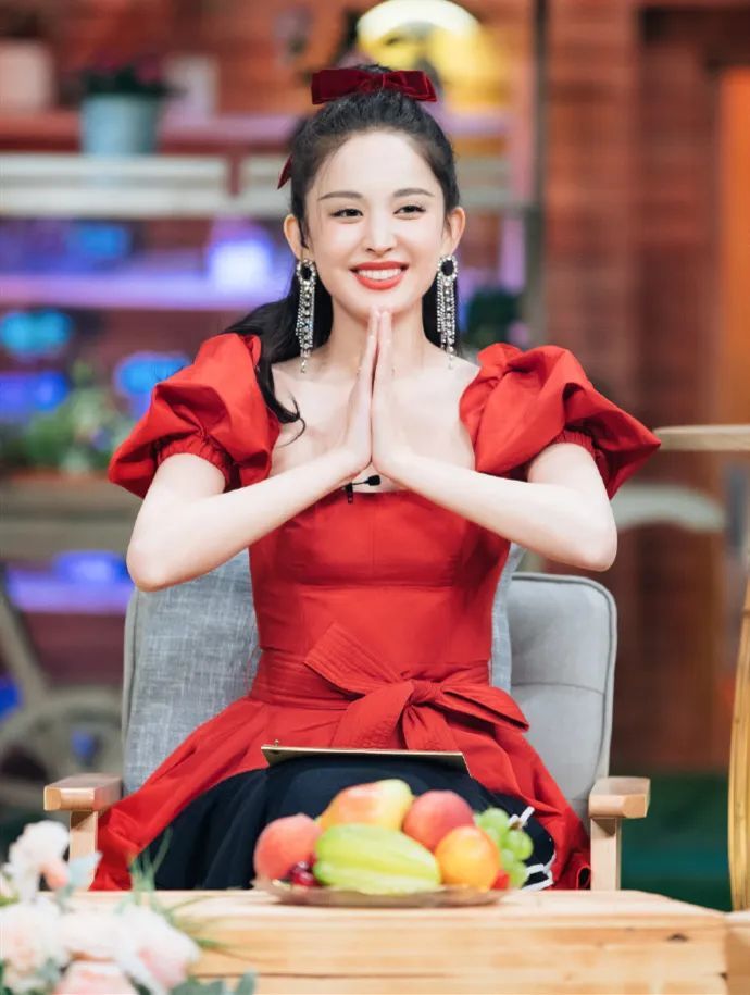 古力娜扎也太惊艳了!穿大宽领宫廷裙成人间绝色