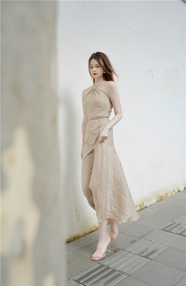 夏天穿“凉鞋”太舒服了,这份露跟鞋穿搭让你时髦又减龄