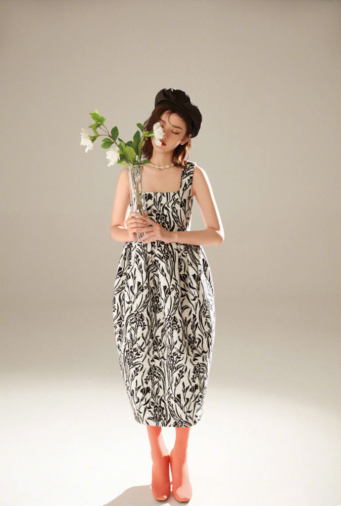 宋祖儿穿白底印花茧型裙配粉色丝袜，优雅变身复古女郎