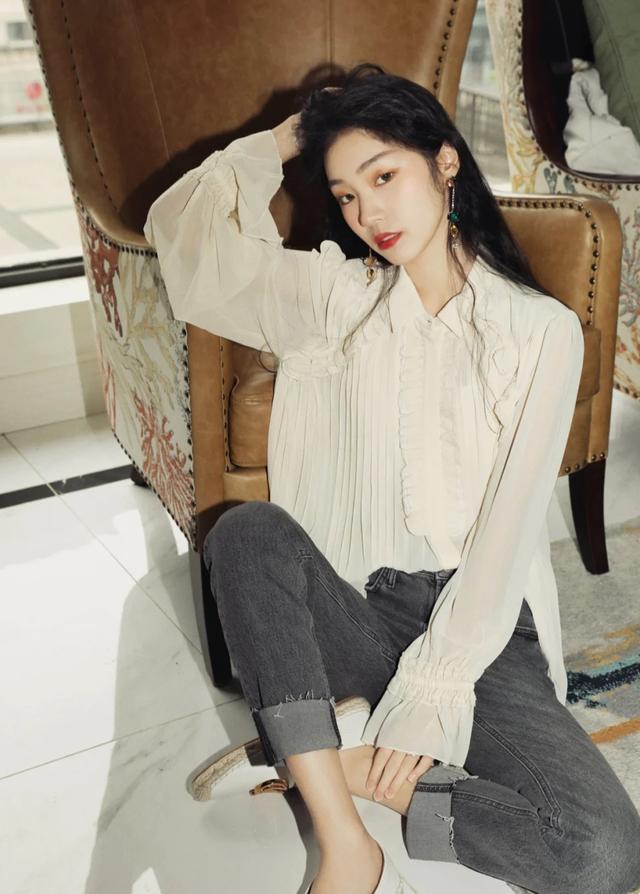 个性荷叶边是夏季搭配首选，减龄清新谁穿谁好看