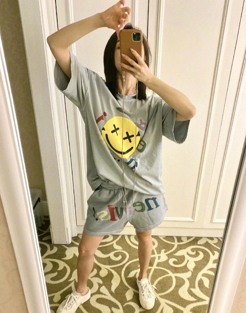 王子文素颜照慵懒发型配居家服休闲清新,尽显“妖精”本色