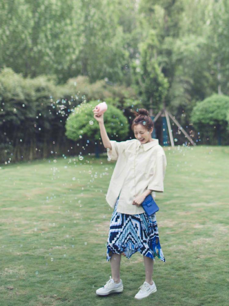 李一桐穿搭太好看，丸子头配衬衫穿出了高级感