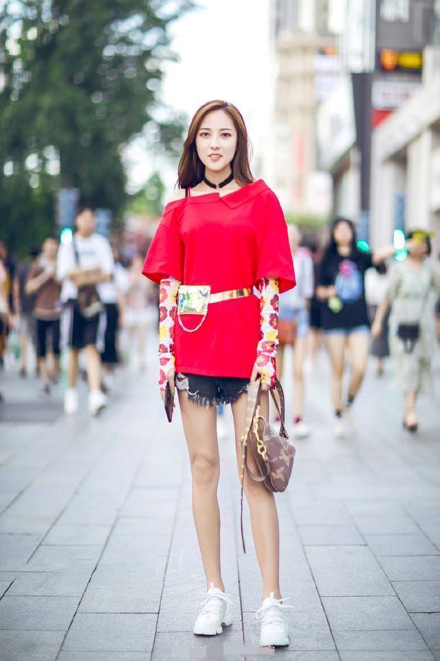 国内街拍：夏季街头流行“西瓜红”，热情时髦还吸睛