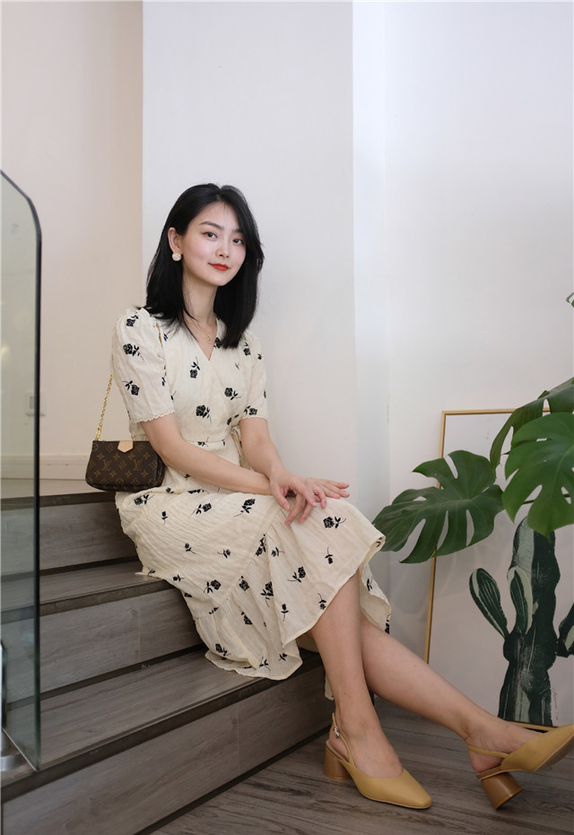 夏天穿“凉鞋”太舒服了,这份露跟鞋穿搭让你时髦又减龄
