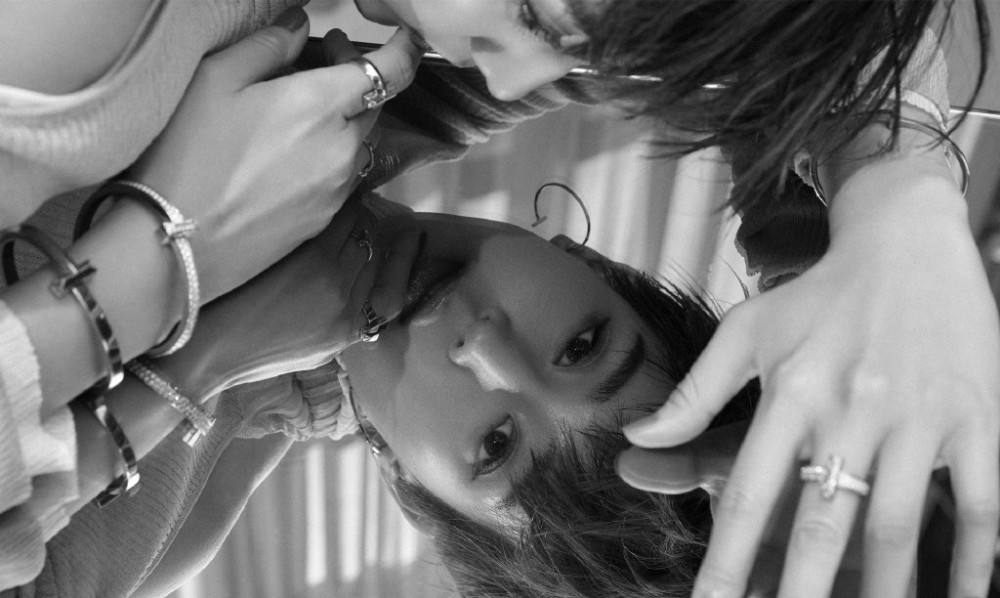 张钧甯剪短发后气质大变,搭配针织连衣裙秀美背帅气又性感