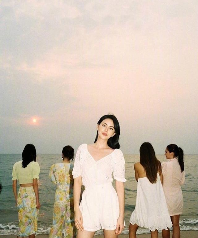 具有夏日风情的泰式穿搭，风格鲜艳富有个性