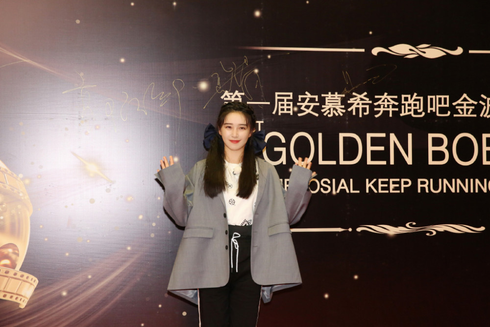 阚清子卫衣工装裤配高马尾,秀37分比例帅气十足