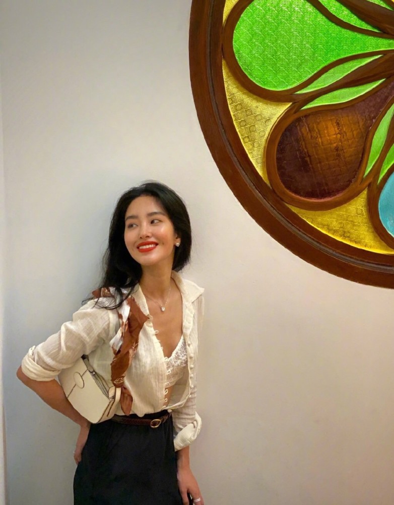 杨采钰法式风情浓郁,清纯可人的优雅女子