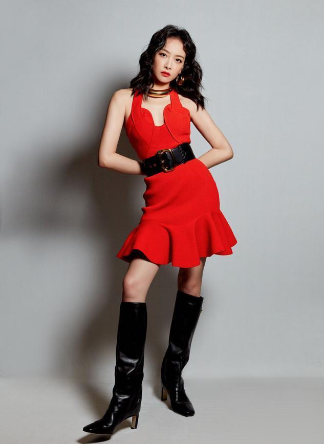 宋茜穿时髦连衣裙显“铃铛胯”，一身红曲线真迷人