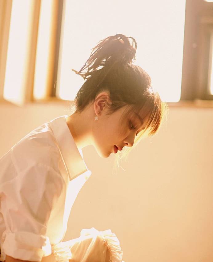 杨紫的发型太适合短发女孩儿了!青春又靓丽