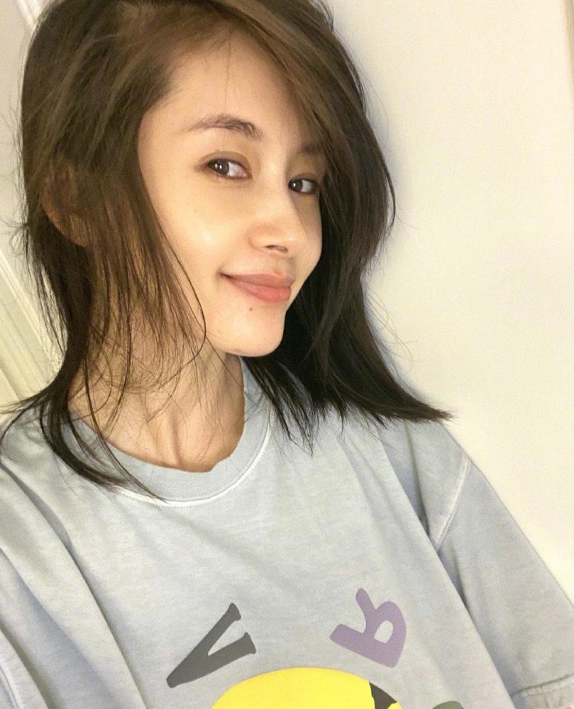 王子文素颜照慵懒发型配居家服休闲清新,尽显“妖精”本色