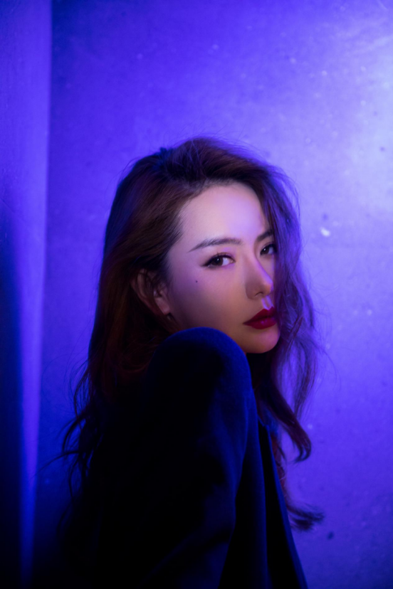 成熟女人三套必备穿搭!学戚薇就对了,直角肩搭配尽显气场