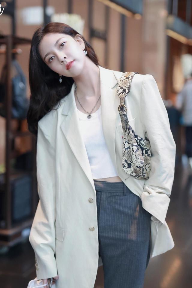 宋妍霏才是时尚IT GIRL，穿OVERSIZE西装挂个腋下包洋气十足