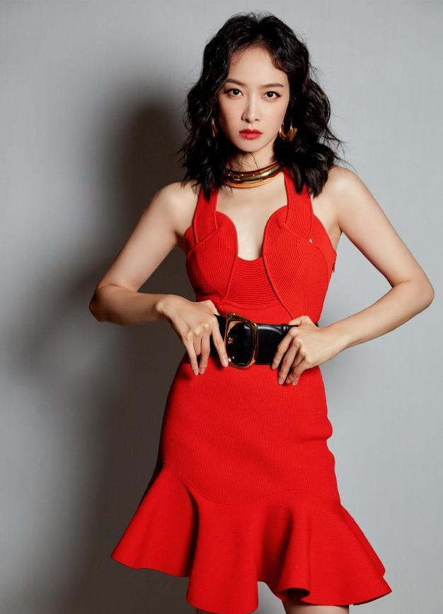宋茜穿时髦连衣裙显“铃铛胯”，一身红曲线真迷人