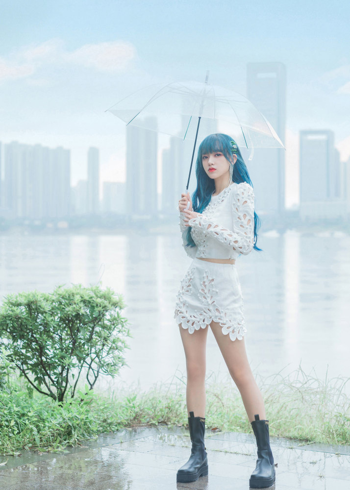 程潇穿纯白色浮雕镂空套装配蓝色长发,美成“撕漫少女”