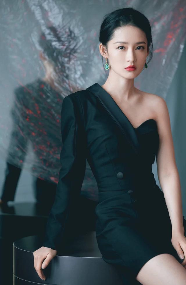 李沁的穿搭竟然喜欢凹气场,不过人长的美怎么穿都好看