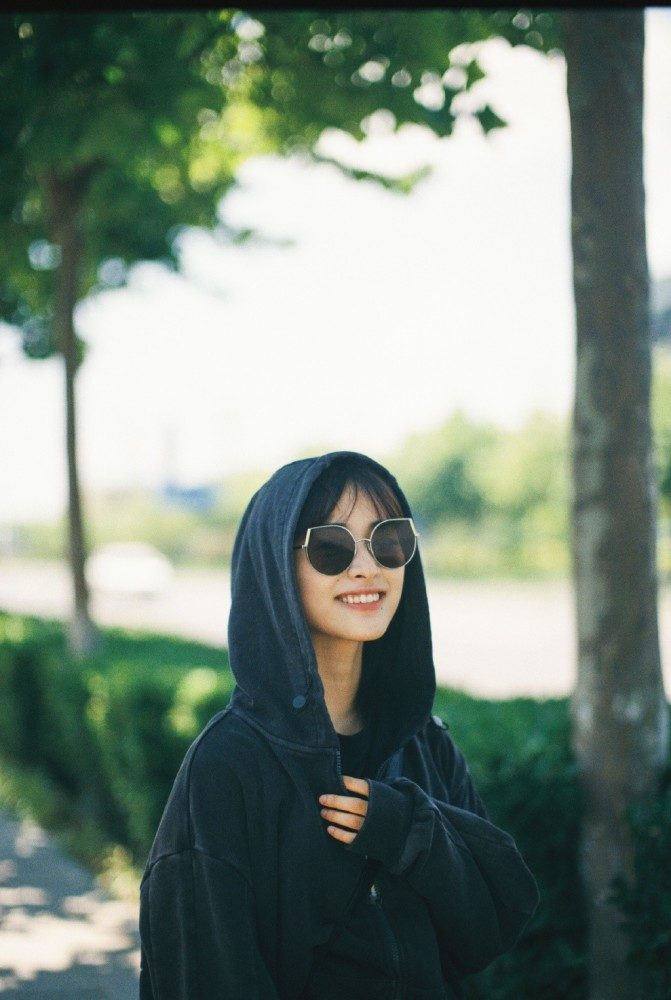 沈月连帽衫牛仔裤穿成55分,配“初恋脸”清纯又少女