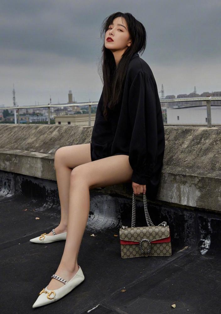 阚清子黑色宽松上衣玩起下身失踪,品牌包包时髦吸睛