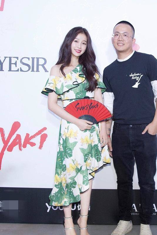 虞书欣简单穿斜肩印花连衣裙配长卷发,气质真好