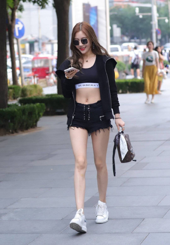 国内街拍：炎炎夏日，穿少，也要少得有心机！