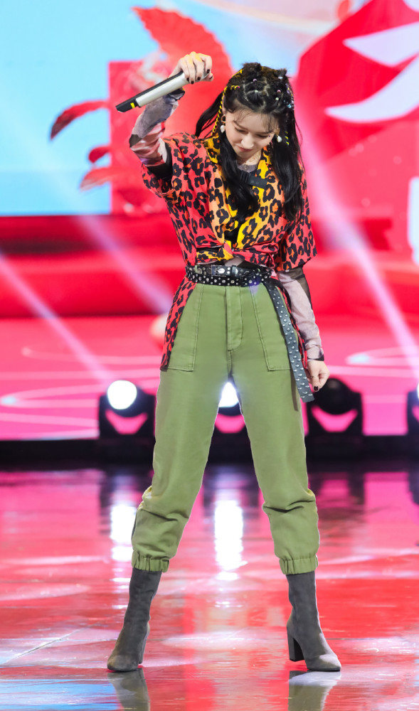 阚清子卫衣工装裤配高马尾,秀37分比例帅气十足