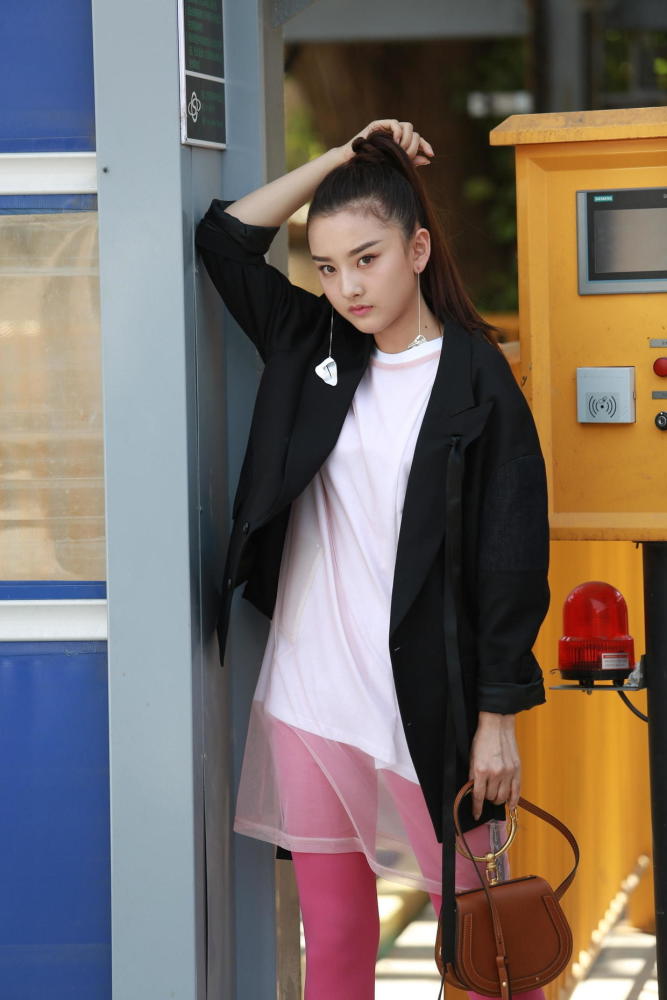 宋祖儿黑西服配玫红色丝袜,酷酷表情非常有范儿!