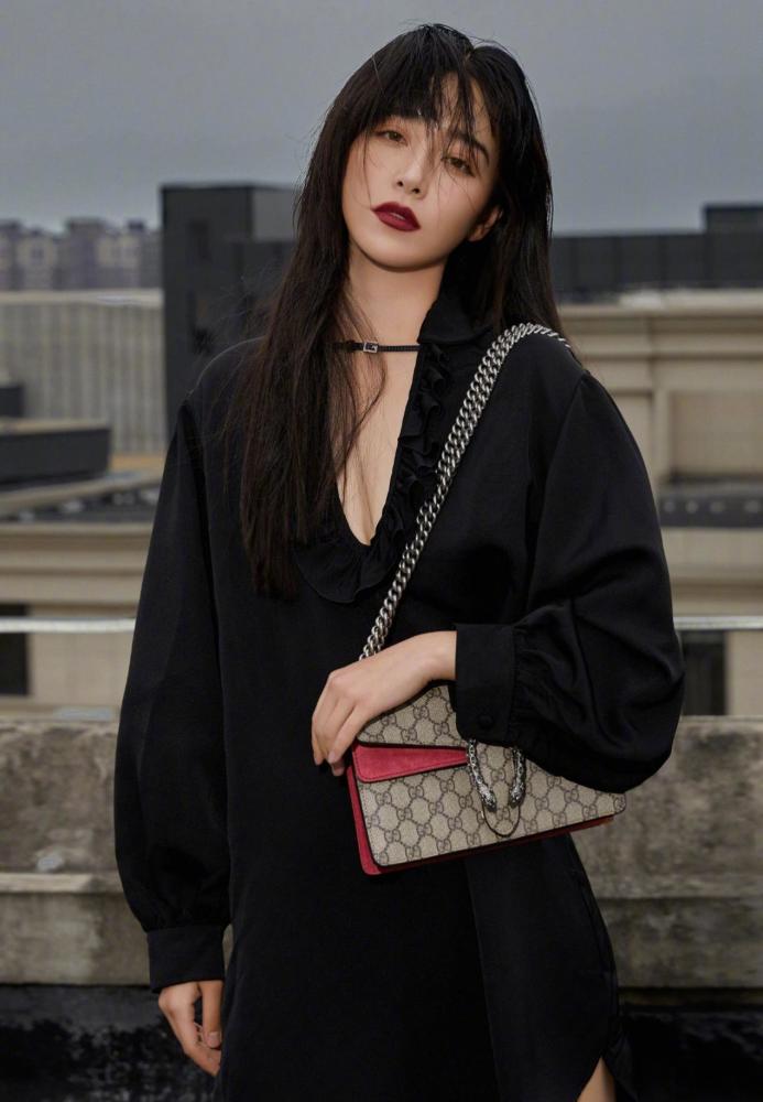 阚清子黑色宽松上衣玩起下身失踪,品牌包包时髦吸睛