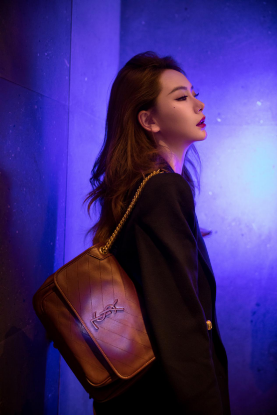 成熟女人三套必备穿搭!学戚薇就对了,直角肩搭配尽显气场