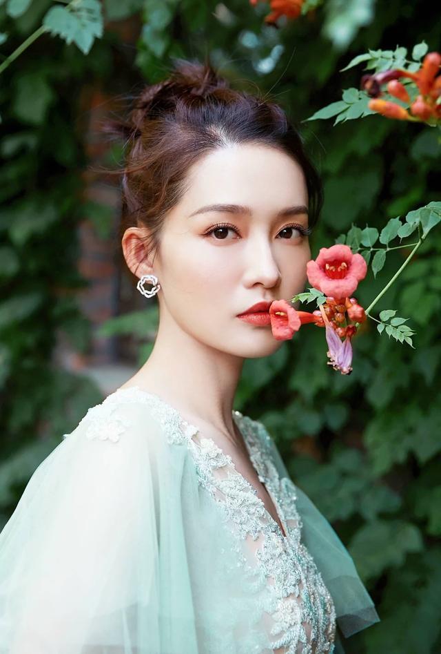 李沁的穿搭竟然喜欢凹气场,不过人长的美怎么穿都好看