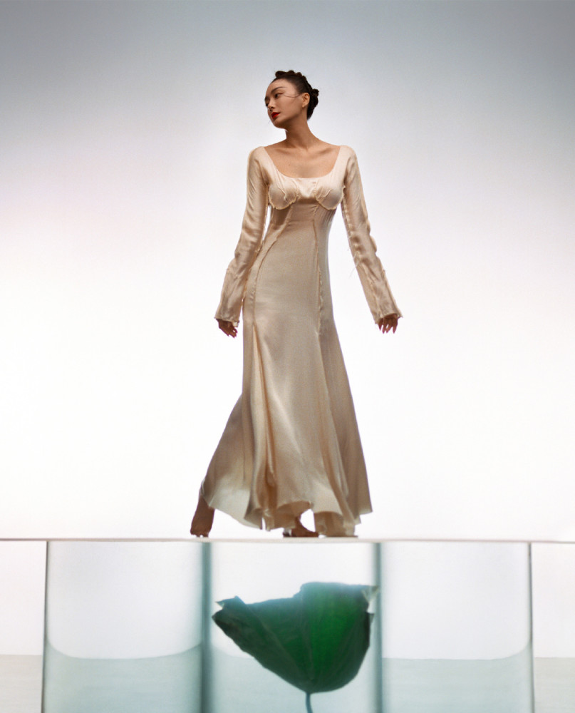 秦岚站玻璃水缸上拍大片，穿拼接丝绸长裙优雅又贵气