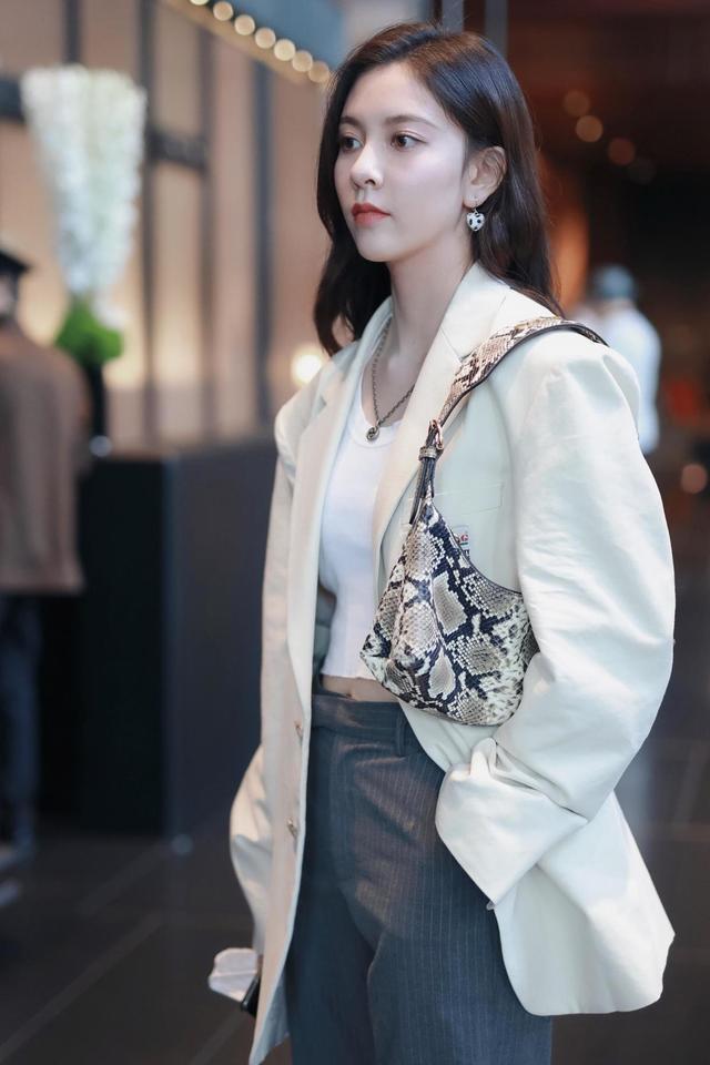 宋妍霏才是时尚IT GIRL，穿OVERSIZE西装挂个腋下包洋气十足