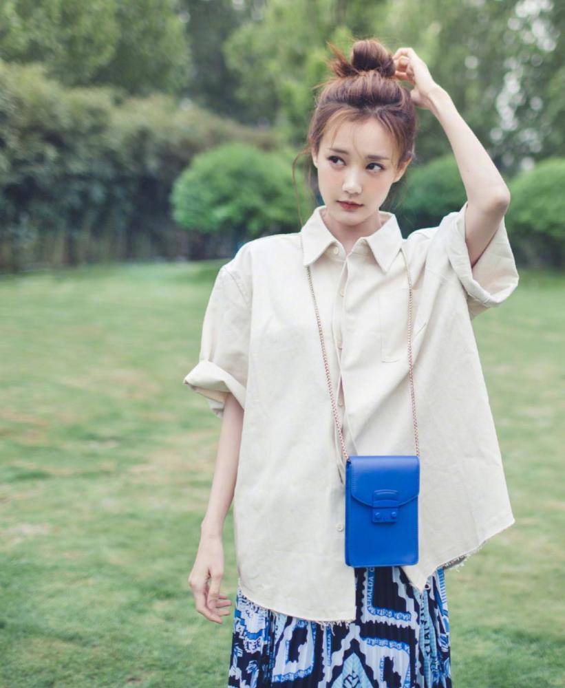 李一桐穿搭太好看，丸子头配衬衫穿出了高级感