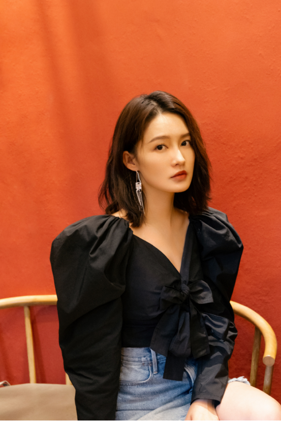 李沁低调清爽的夏季服装太绝了!优雅服装设计气质满满