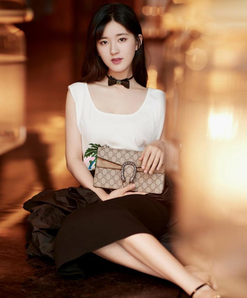 赵露思清新穿搭超有范，无袖背心配黑色蛋糕裙，可盐可甜真养眼