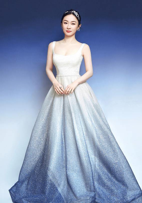 霍思燕穿雾霾蓝甜美有气质,衬衫配印花裙精致减龄