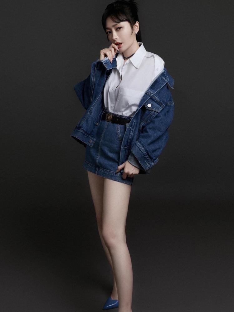 秦岚夏季私服牛仔套装搭白色衬衫清纯洋气，谁穿谁好看
