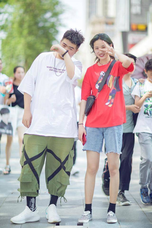 国内街拍：夏季街头流行“西瓜红”，热情时髦还吸睛