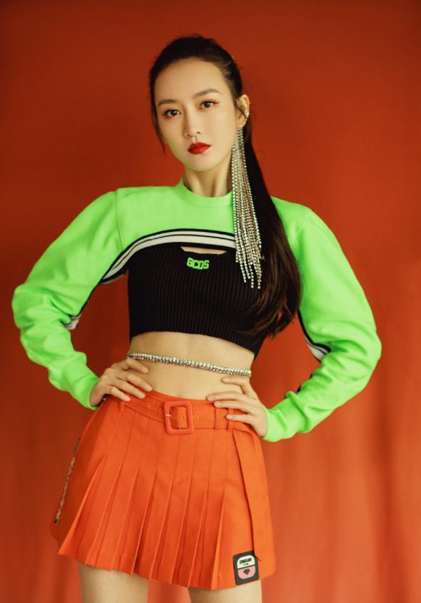 王鸥钻石链子绑腰上,“马甲线”腰身曲线太好