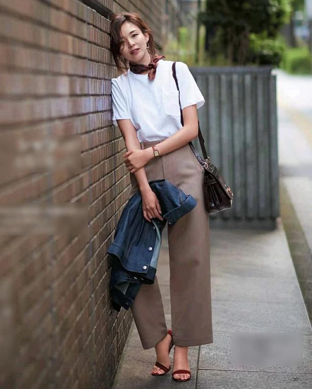 40+的女人夏季这样穿衣打扮,简单又舒适
