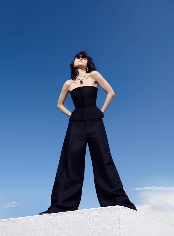 王子文素颜照慵懒发型配居家服休闲清新,尽显“妖精”本色