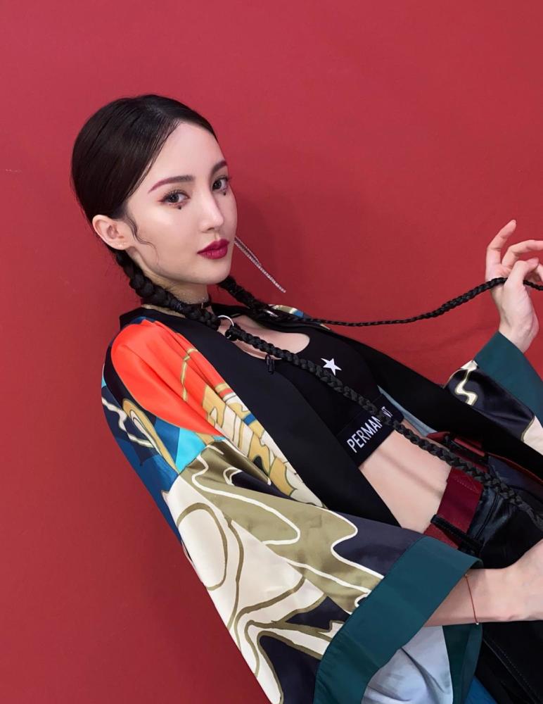 金晨穿黑色薄纱造型酷飒,落泪妆配白色发带精致,赤脚上台秀大长腿